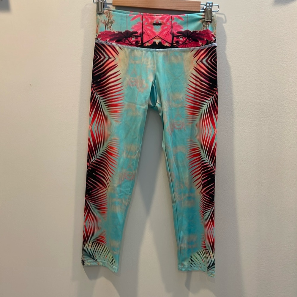 Onzie XS yoga leggings cropped length